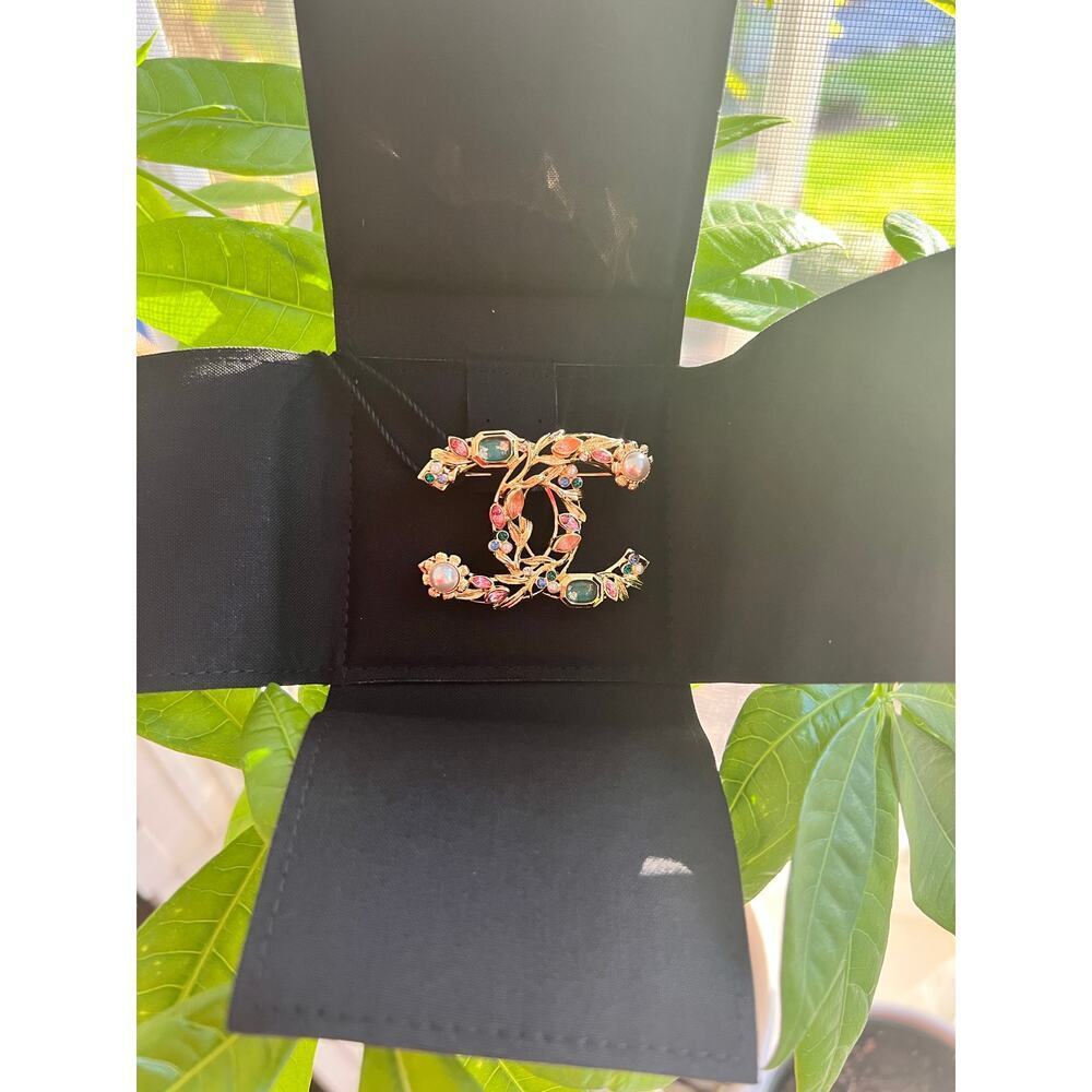 Chanel brooch multi stone pearl gold tone 2022 - Picture 10 of 14